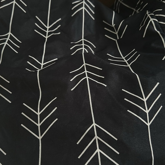 ❗️MUST GO❗️ 6 piece Arrow Crib Set - Picture 2 of 3